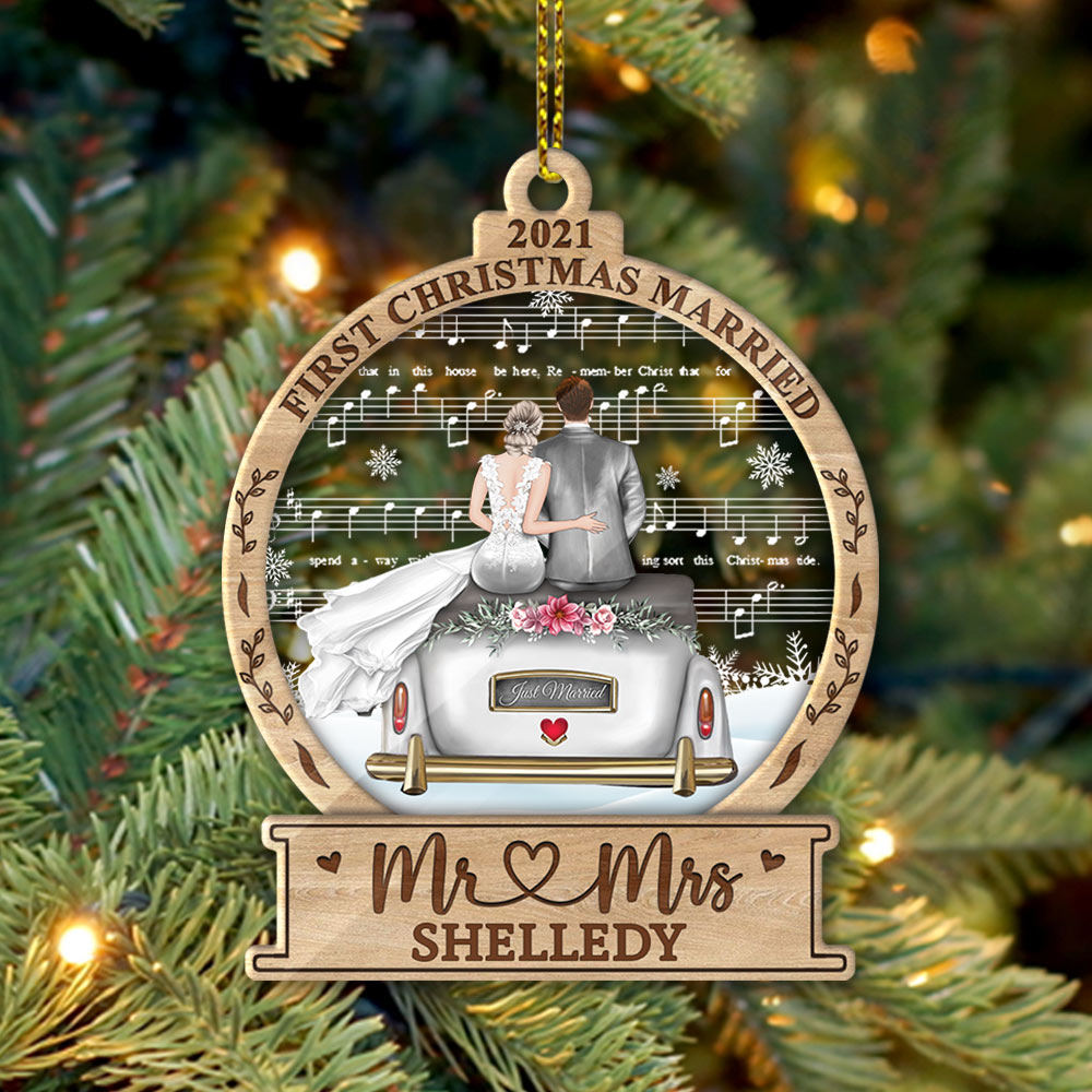 First Christmas Married Mr & Mrs Acrylic Ornament, Christmas Gift, Wedding Gift, Last Name, Date & Character Can Be Changed DO99, Made By Acrylic And One Side Print